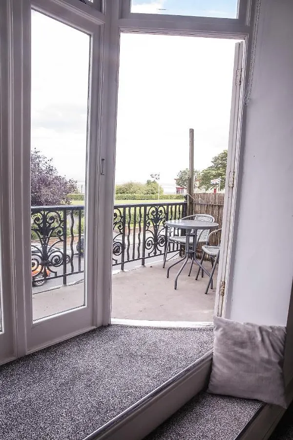 Seaview - Private Balcony - Contractors Apartment Cleethorpes